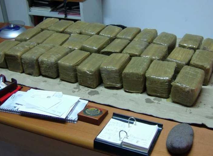 Milano, la Polizia arresta due spacciatori (italiani) con 120 chili di droga