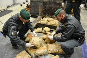 Abbiategrasso: un chilo e mezzo di marijuana in casa, 40enne arrestato dalla Guardia di Finanza di Magenta