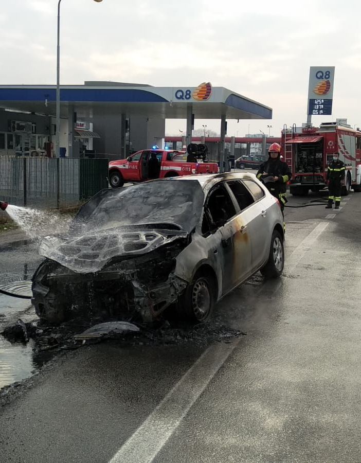San Martino Siccomario: auto in fiamme vicino a un distributore di benzina, intervengono i Vigili del fuoco