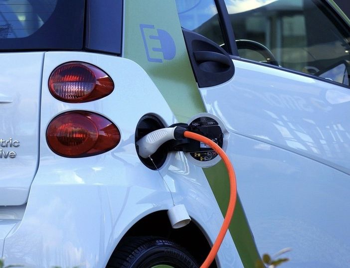 Veicoli inquinanti, l'assessore regionale Cattaneo: «Ecco 36 milioni per acquistare le auto elettriche»