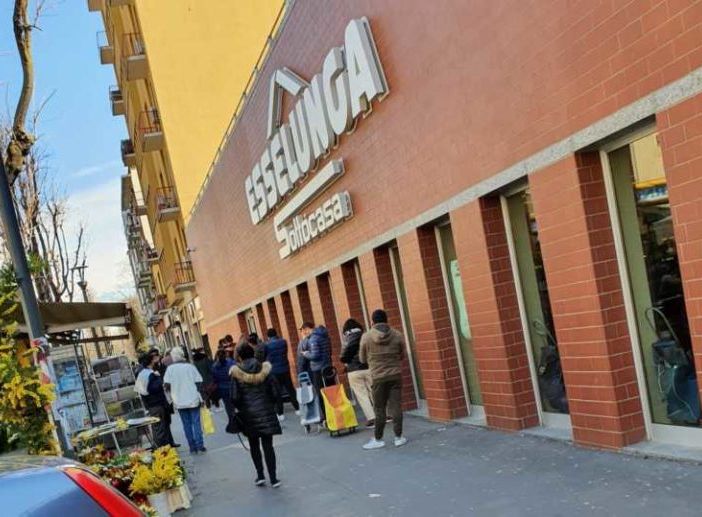 Da Esselunga in gruppi, all’Iper (Magenta) è già coda: un film già visto