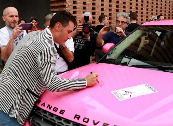 L’Evoque ‘rosa’ di Orietta Piva fa impazzire il Giro