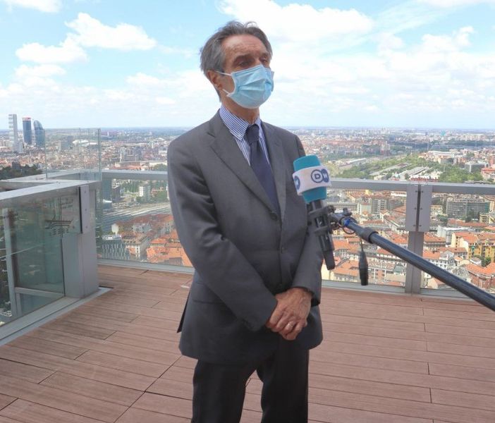Fontana: «I negozi da domenica possono riaprire, le seconde e terze classi delle medie da lunedì torneranno a fare lezione in presenza»