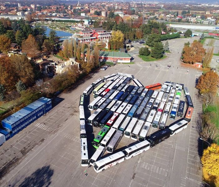 I bus provenienti da tutta la Lombardia si sono dati appuntamento posizionandosi in formazione “a cuore”