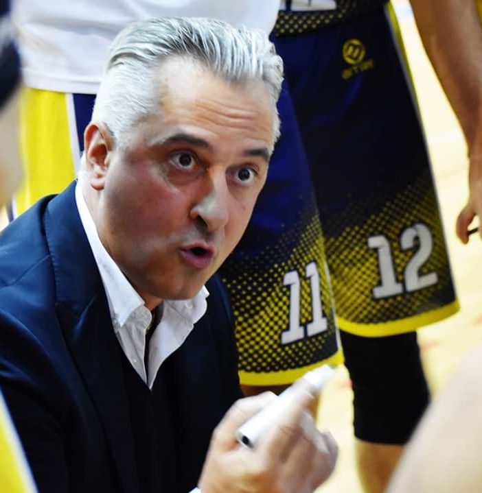 Coach Paolo Piazza durante un time-out (foto Laura Marmonti)