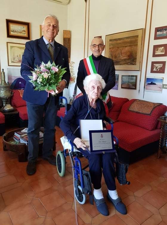 - FOTONOTIZIA - Mede: premiata con una targa la centenaria Lina Barisio Fantelli