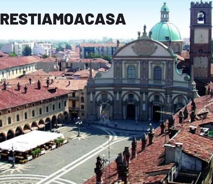 La foto copertina del gruppo Facebook: “VIGEVANO #IORESTOACASA