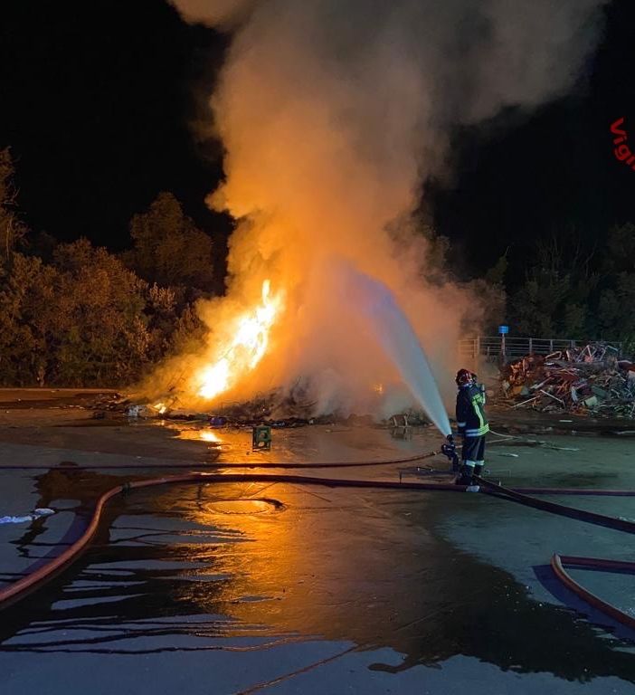 Pavese: incendio all'isola ecologica di Montebellino, bruciati materiali ingombranti