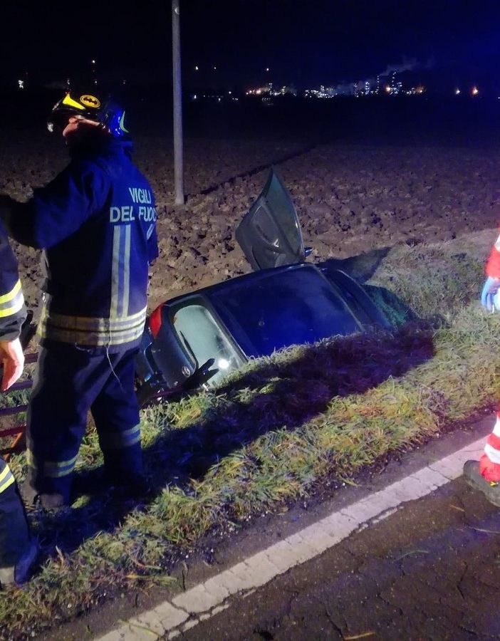 Mezzana Bigli: finisce in un canale con l'auto, ferito un 30enne