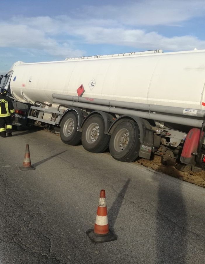 Candia: autocisterna piena di gasolio esce di strada sulla provinciale 194