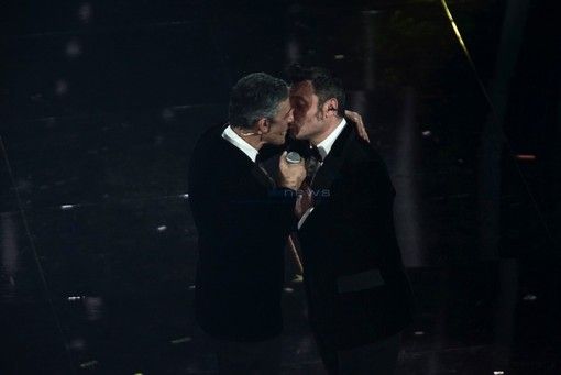 Un bacio tra Fiorello e Tiziano Ferro a Sanremo: &quot;C'è del bacismo, qui!