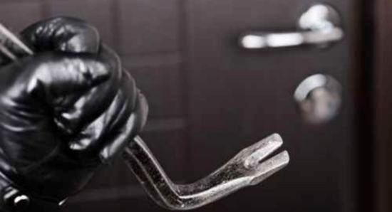 Pavia: ruba in un appartamento, ma il proprietario lo fotografa e scatta l'arresto