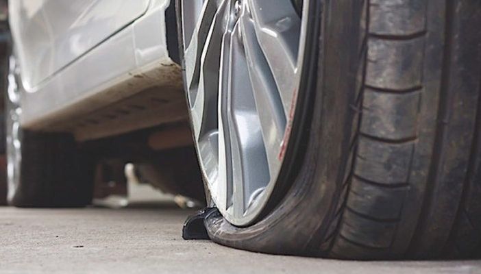Abbiategrasso: fuori dall’ospedale, cambia la ruota dell’auto e gli rubano la borsa