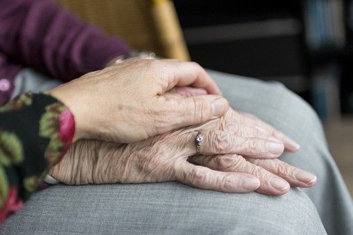 Lui cento anni, lei 93: separati dal Coronavirus. Si riabbracciano dopo cento giorni