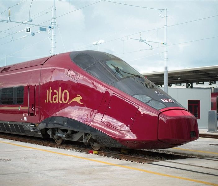 Resta il distanziamento sui treni, niente convogli pieni: lo ha deciso il ministro Speranza