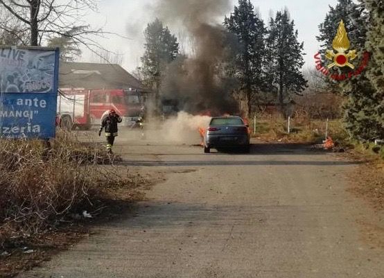 Robbio: in fiamme un'auto lungo la provinciale 596