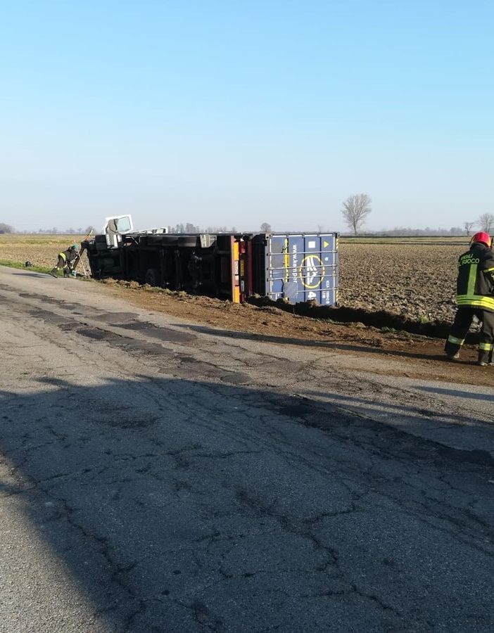 Candia: camion si ribalta lungo la provinciale 596, lievemente ferito un 45enne
