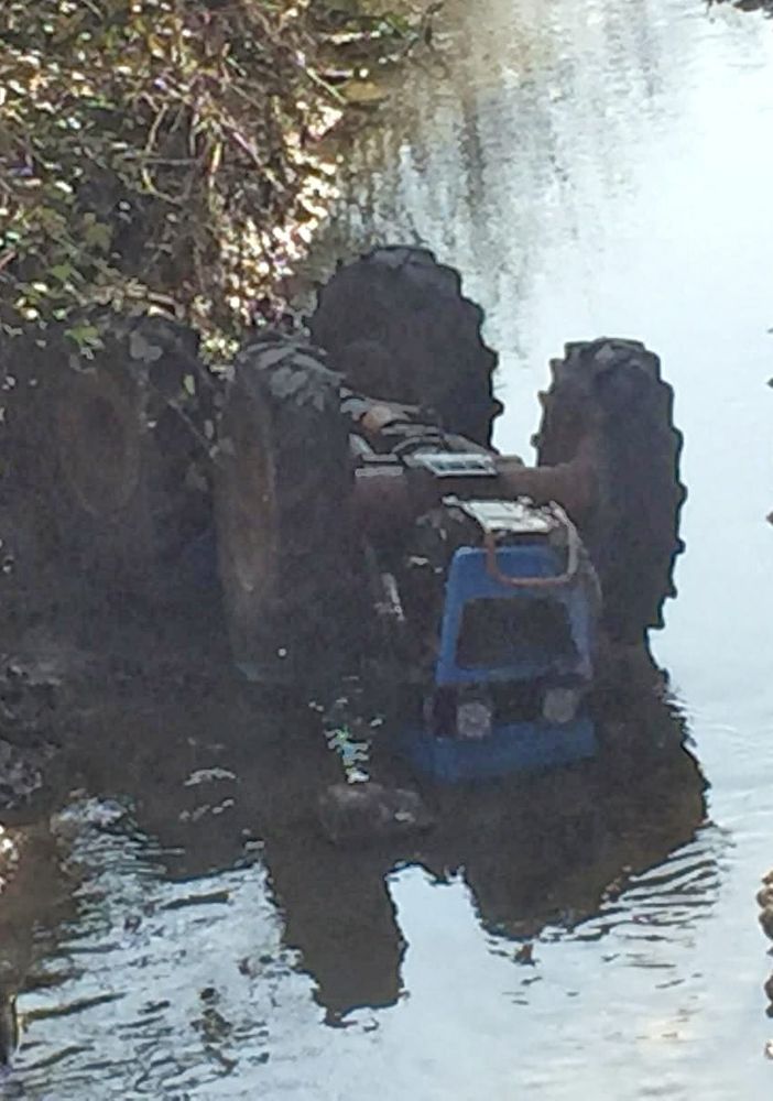 Oltrepò: si ribalta con il trattore in un canale, 22enne elitrasportato al Niguarda