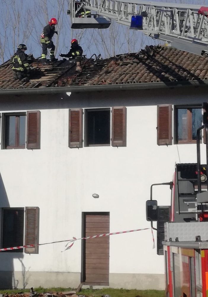 Lomello: in fiamme un sottotetto di legno, i vigili del fuoco limitano i danni