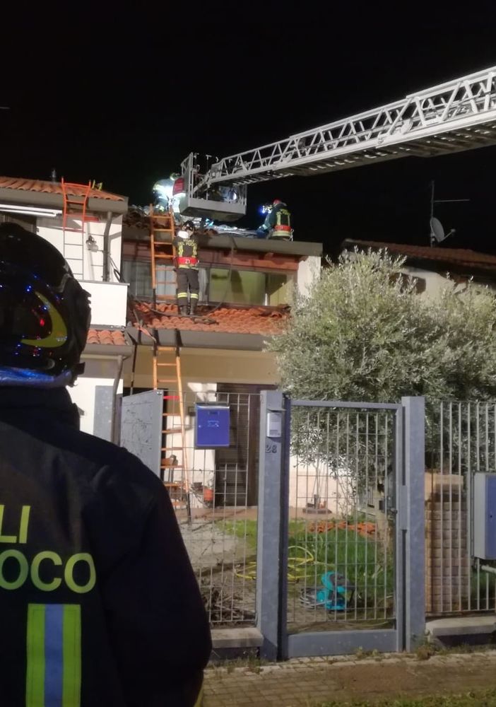 Lomello: brucia un tetto in via Grua, intervengono i Vigili del fuoco