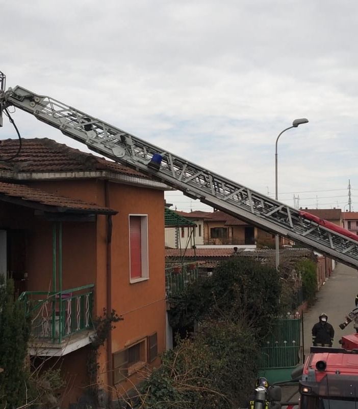 Casorate Primo: fiamme in un sottotetto di via Adda