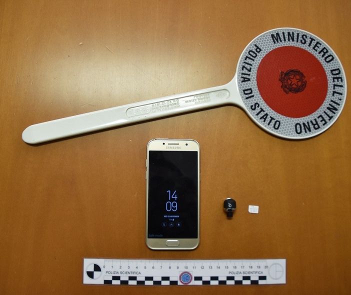Pavia: all'esame della patente con un auricolare, denunciato un egiziano per falso