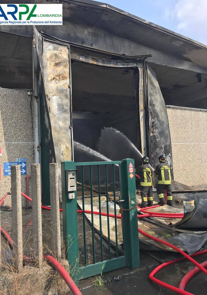 Incendio Settimo Milanese, primi monitoraggi Arpa escludono sostanze inquinanti