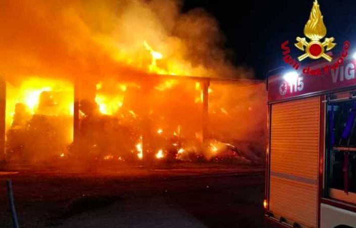 Settimo Milanese, incendio in una ditta di rifiuti speciali