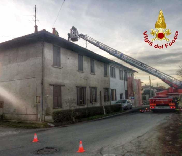 Corbetta: canna fumaria in fiamme in una casa a Soriano