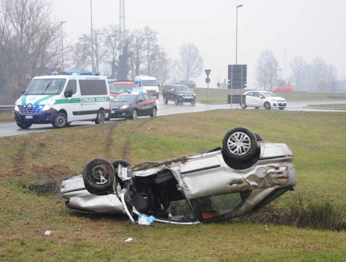 Abbiategrasso: perde il controllo dell’auto e si ribalta, paura in viale Giotto