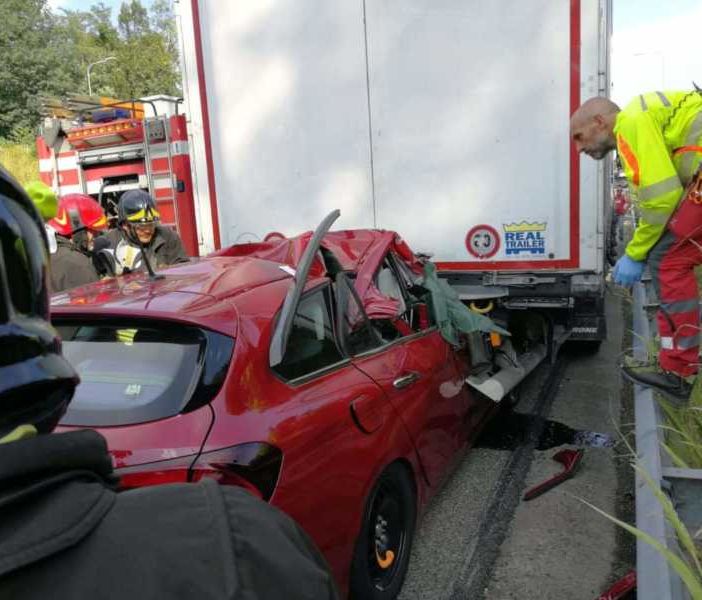 Schianto sulla Boffalora Malpensa: due feriti, auto distrutta
