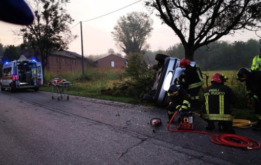 Mede: si schianta con l'auto contro un albero, ferito un 29enne