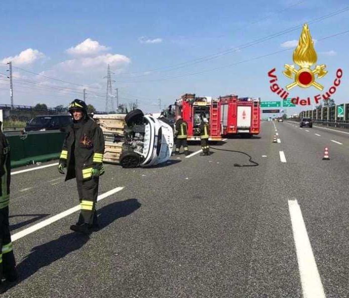 Incidente sulla A4 tra Arluno e Rho: auto si ribalta, sei feriti