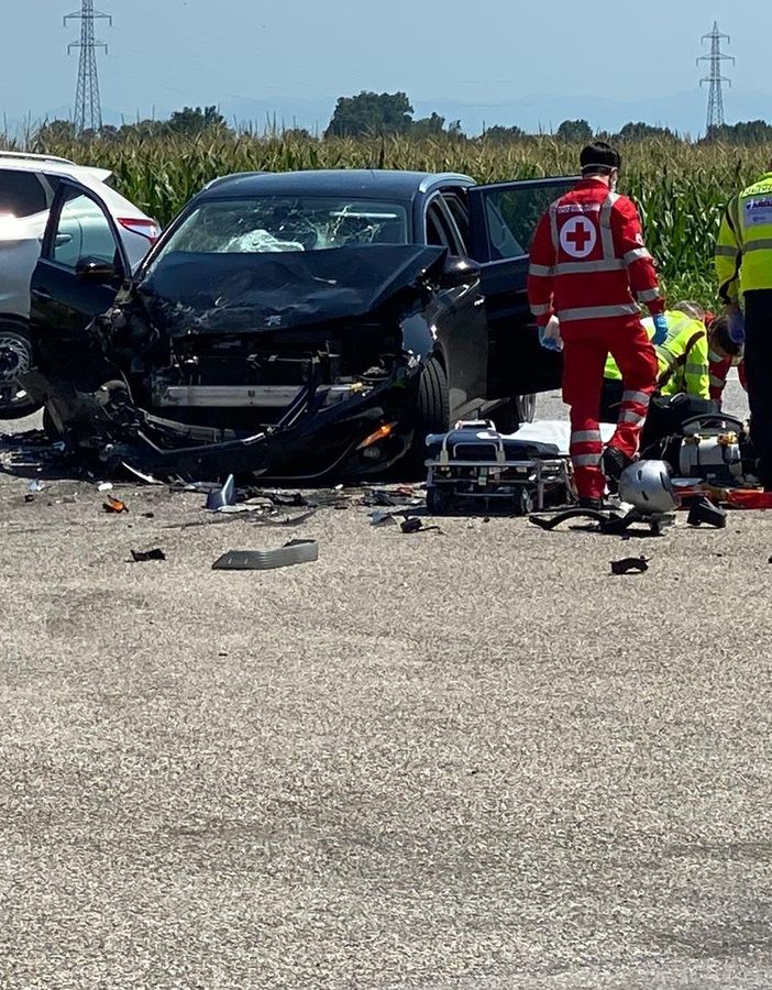 Vigevano: scontro auto-moto in viale Industria, gravemente ferito un centauro