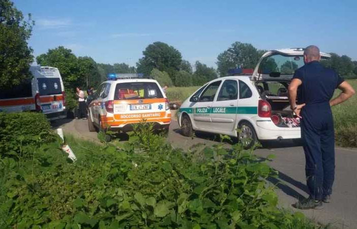 Robecco sul Naviglio: l’erba alta ostruisce la visuale, grave incidente a Castellazzo de’ Barzi