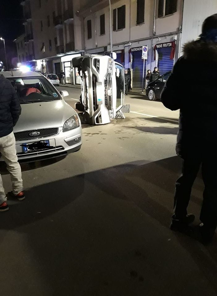 Vigevano: si ribaltano con l'auto in corso Torino, coinvolte sei persone