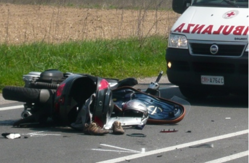 Tragico schianto: morto un uomo, gravissima una donna