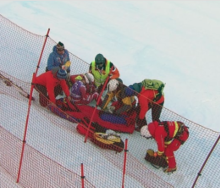 Finisce fuori pista con lo snowboard: sciatore in codice rosso