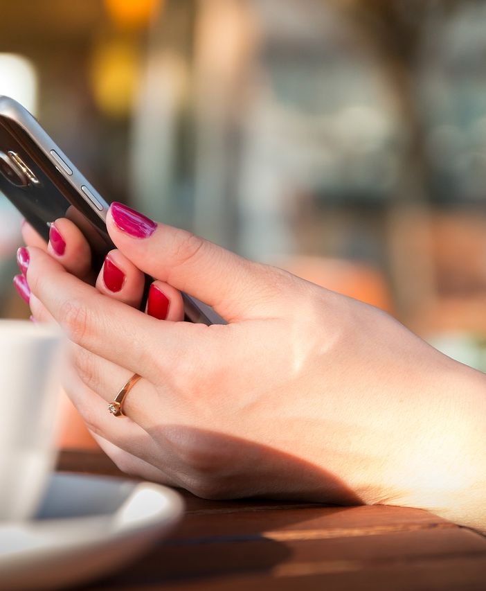 Mantenere la distanza di sicurezza, restare a casa e conoscersi online: è davvero possibile?