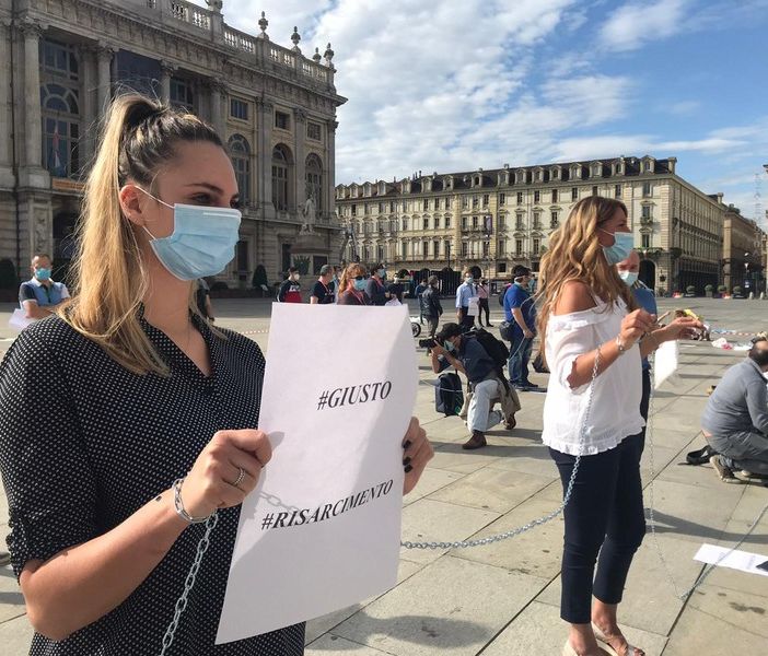 VIDEO. A Torino gli infermieri si incatenano davanti alla Regione: «Gli eroi sono stati dimenticati»