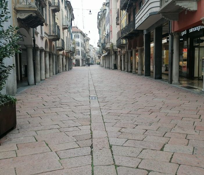 Possibili allentamenti dal 3 dicembre: ecco le ipotesi dei due Dpcm con le aperture per le festività