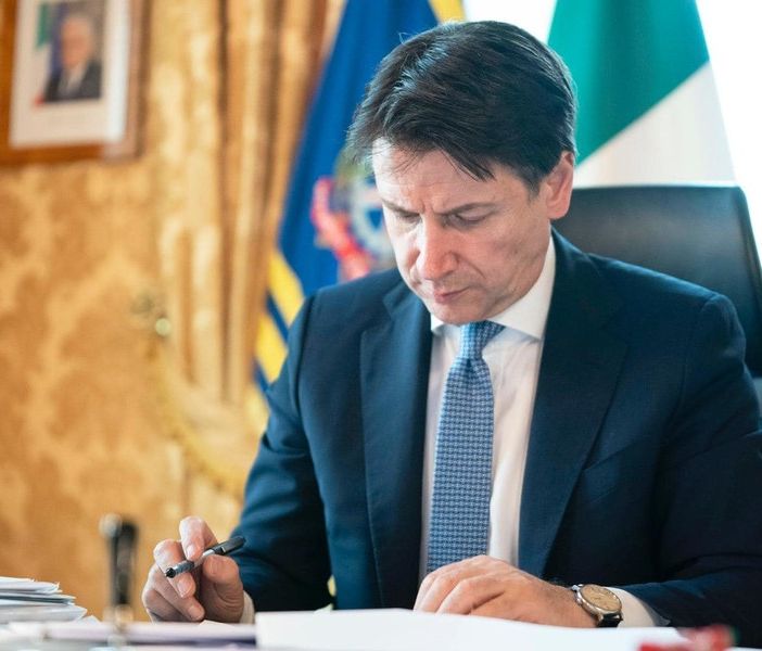 Covid, firmato il nuovo Dpcm: ristoranti e bar chiusi alle 24, feste vietate, massimo 200 spettatori nei palazzetti