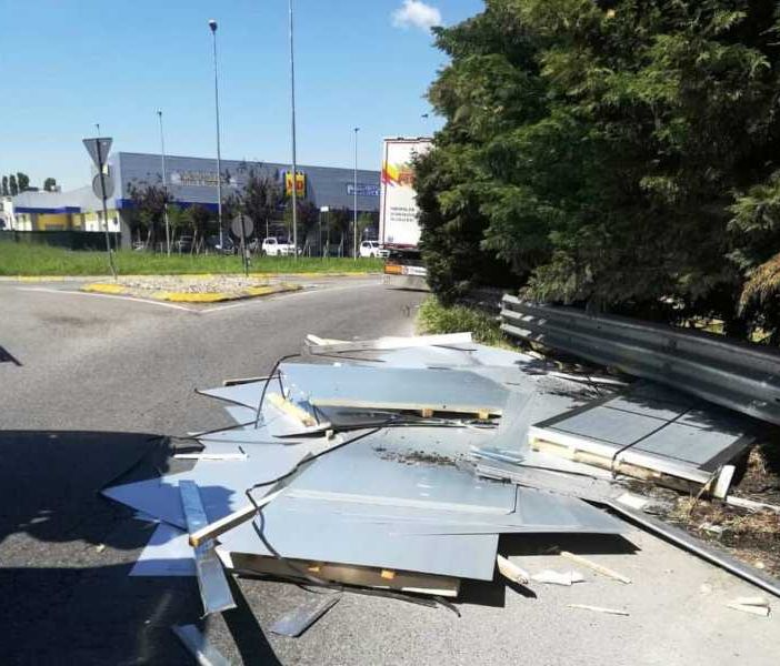 Camion perde il carico di lamiere: bloccata la provinciale Vittuone Arluno