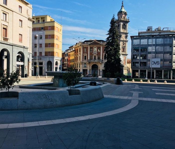 Verso il lockdown nelle regioni più a rischio. Ipotesi chiusure di tre settimane: si uscirà per lavoro, salute, urgenze e forse scuola