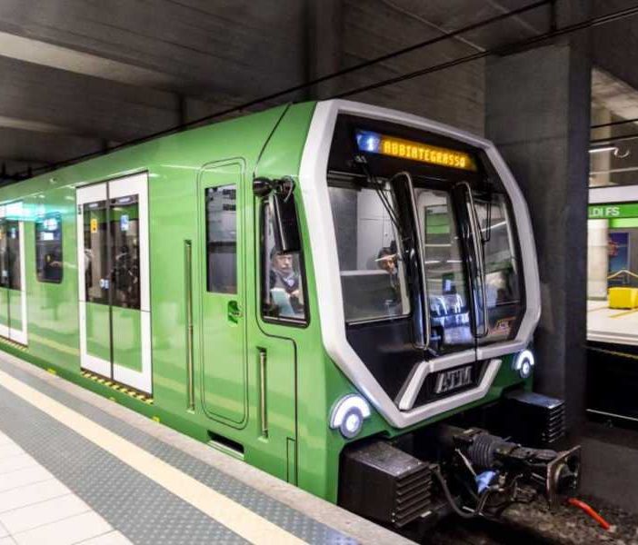 Milano, linea 2 della metro ferma tra Cadorna e Abbiategrasso/Assago per tentato suicidio