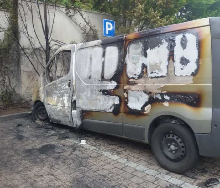 Magenta, due furgoni in fiamme nel parcheggio di via Trento