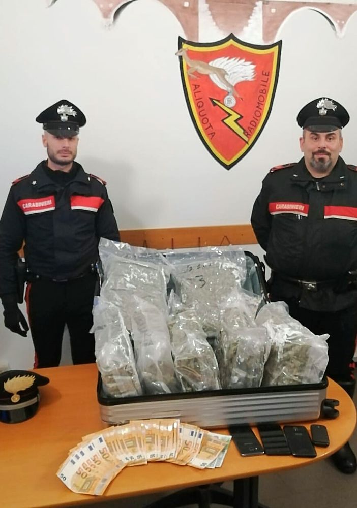 Pavia: fermato per un controllo dai carabinieri fugge a piedi, poi spunta una valigia con circa 8 chili di marijuana