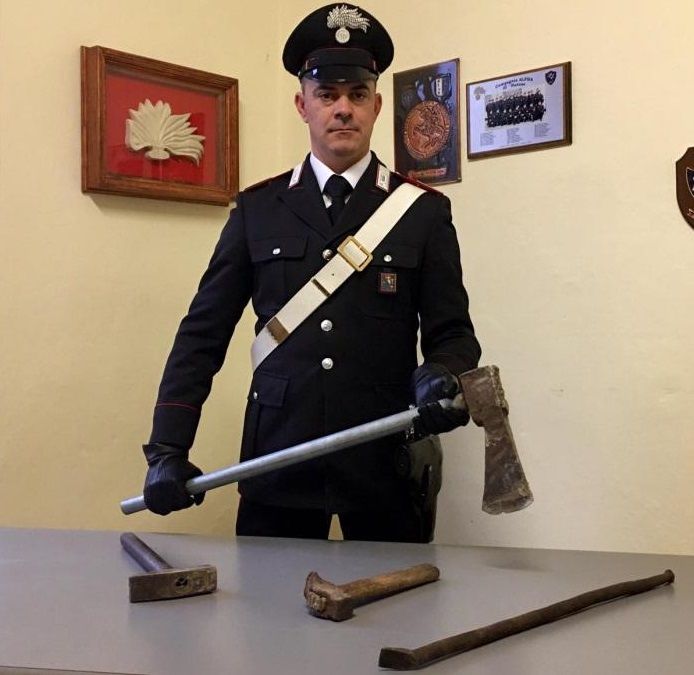 Minaccia due persone con ascia e martello: ricoverato in Psichiatria e denunciato
