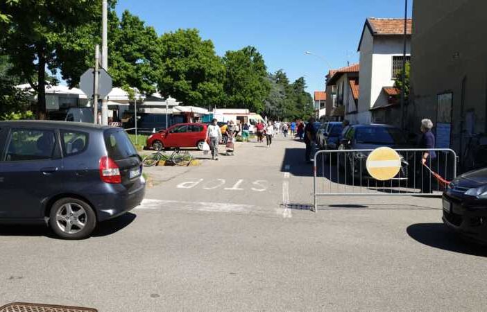 Magenta, volontario offende ragazza al mercato: “Usiamo la stampella per fare i furbi?”