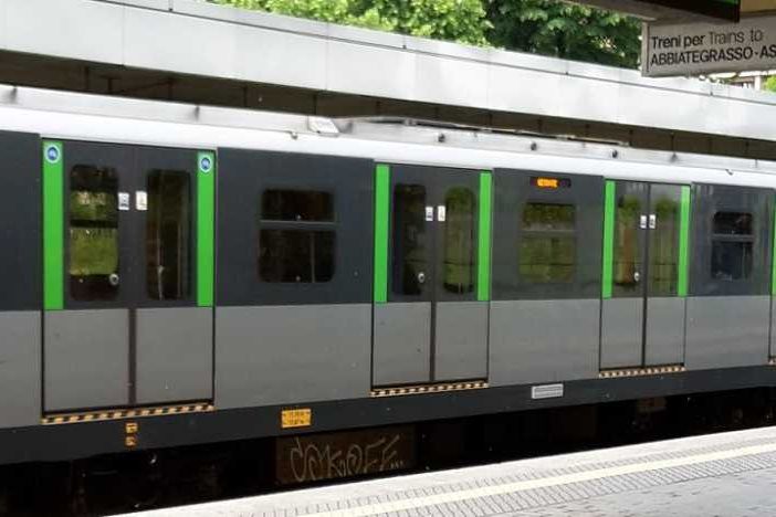 Tentato suicidio in metrò a Milano: donna 40enne grave, ma fuori pericolo di vita